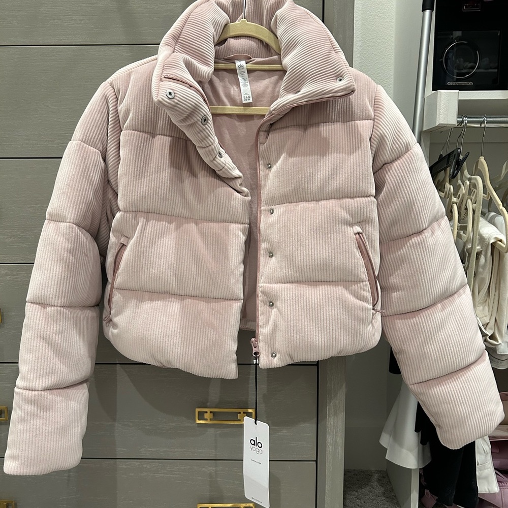 Alo yoga ribbed velour blush puffer coat